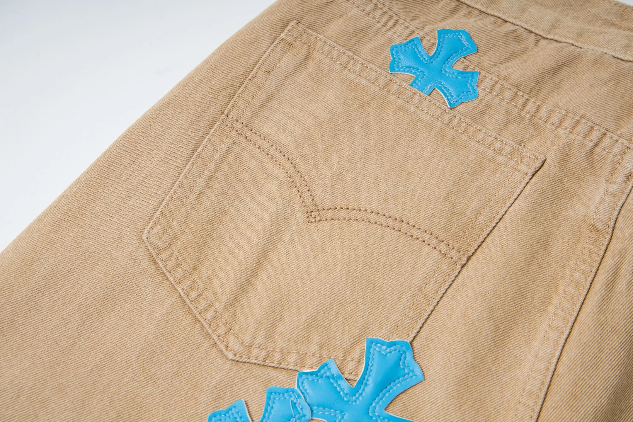 P240 Chrome Hearts 2025 New Light Blue Cross Leather Label Couple Washed Jeans This season’s hot item is sought after by countless celebrities and fashionistas. The neat details of the cutting process add color to the playful fashion! The neat and meticulous design, and the well-fitting structure is unique. The upper body not only has outstanding recognition, but also looks younger and younger. A style with the ultimate wearing meaning and performance, gorgeous color matching, and the craftsmanship of this style is also extremely extraordinary. After the finished product is washed, it is disassembled and hand-made with sheepskin cross leather and then spliced ​​together to complete. The whole piece has too many craftsmanship to describe. It is decorated with patchwork cross flowers and high-waisted washed jeans! ! Absolutely high-end luxury product, a god-level single product, a super popular product, made with top heavy industry, a magic weapon that cannot be missed. Style number: 1867# Size: 28 30 32 34 Color: khaki blue